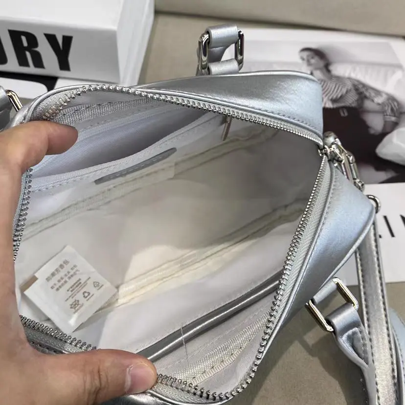 MIU MIU Trendy Leather Crossbody Bag 1037 - Image 4