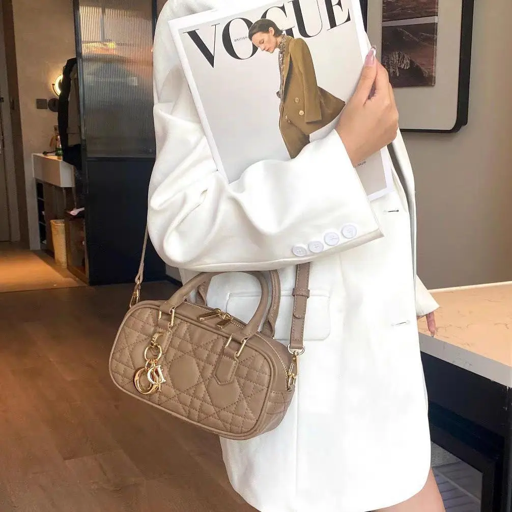 MIU MIU Trendy Leather Crossbody Bag 1037 - Image 2