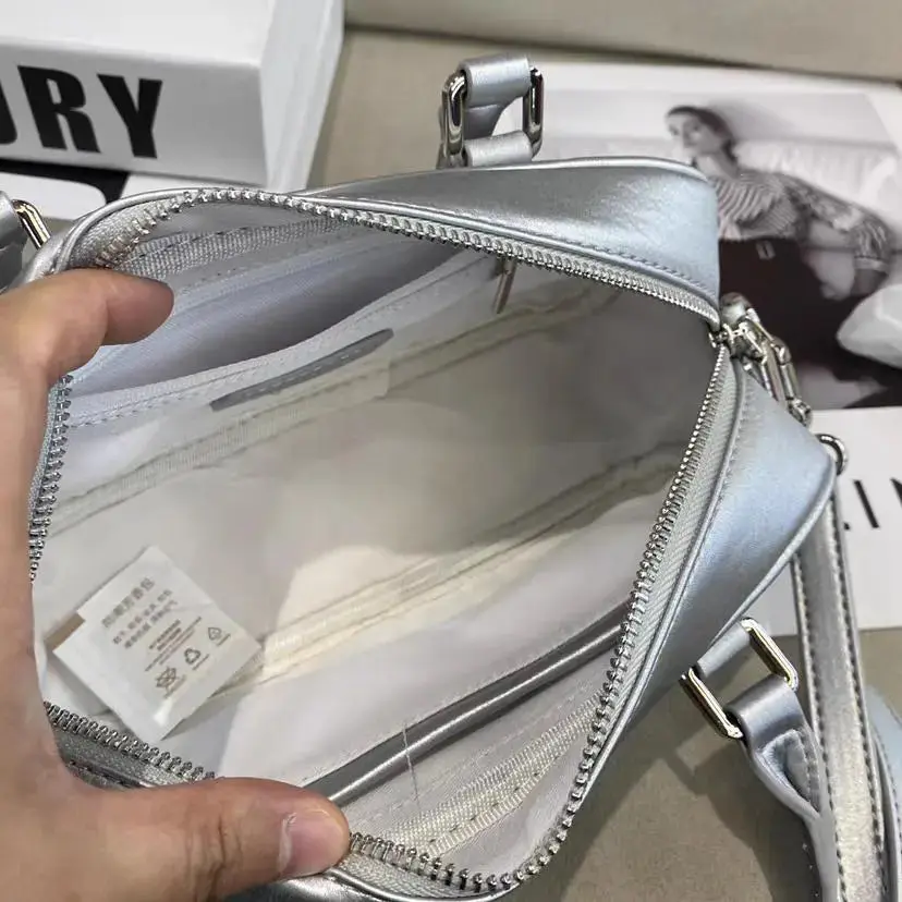 MIU MIU Trendy Leather Crossbody Bag 1037 - Image 3
