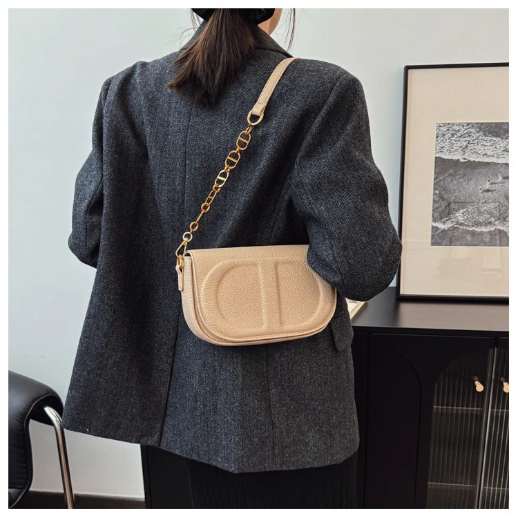 Chic Gold Chain Crossbody Bag 1091 - Image 6