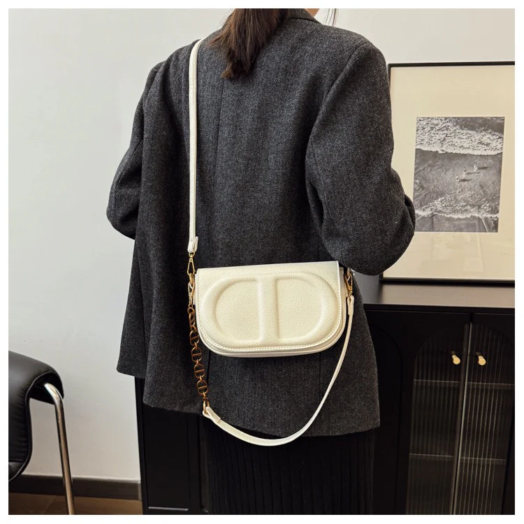 Chic Gold Chain Crossbody Bag 1091 - Image 7